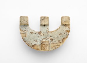 装飾が施された弧状のペンダント、紀元前3300〜2250年 作： Liangzhu culture