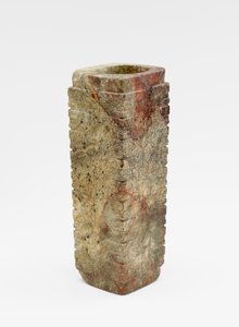仮面付き九層管（琮） 紀元前3300～2250年頃（翡翠、ネフライト 作： Liangzhu culture
