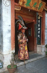 中国、雲南省、麗江、ナシ族の民族衣装を着た男性 作： Unbekannt Unbekannt