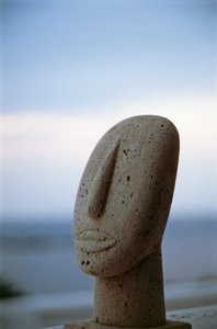 海岸線を背景にしたキクラデスの偶像の頭部、キクラデス諸島、ギリシャ、キクラデス文明（写真 作： Unbekannt Unbekannt
