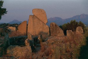 イタリア、サルデーニャ島、アルザチェナ、オルビア・テンピオ県、リ・ロンギ巨人の墓、背面図 作： Unbekannt Unbekannt