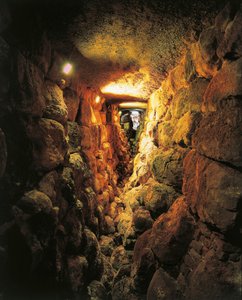 イタリア、サルデーニャ州、サッサリ県トーラルバ、ヌラーゲ・サンタンティーネまたはサ・ドーモ・デ・ス・レ（王の家）の考古学的複合体、内部、通路 作： Unbekannt Unbekannt