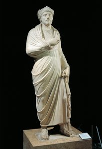 ギリシャの哲学者のトーガと異教の司祭の冠をかぶった使徒皇帝ユリアヌスの大理石の彫像