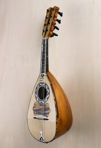 ナポリタン・マンドリン、カンパニア州プライアーノのルシアー、パスクアーレ・スカラの工房で製作された楽器。イタリア、20世紀 作： Unbekannt Unbekannt