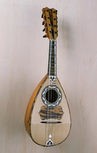 ナポリタン・マンドリン、カンパニア州プライアーノのルシアー、パスクアーレ・スカラの工房で製作された楽器。イタリア、20世紀