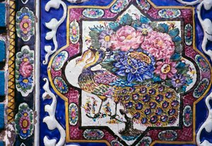 イラン、ケルマンシャー州、テキーエ・モアベン・オル・モルクのポリクローム・タイル装飾「孔雀と花 作： Unbekannt Unbekannt