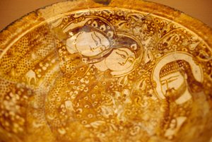 イラン、カシャーン出土の男女の顔を描いた皿