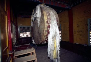 中国雲南省のシャングリラ（中甸またはギャルタン）にあるガンデン・サムツェリン僧院の祈りの輪 作： Unbekannt Unbekannt