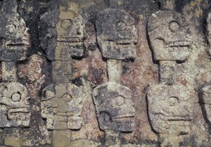 チチェン・イッツァ遺跡の「頭蓋骨の壁」の細部にある人間の頭蓋骨を描いたレリーフ（ユネスコ世界文化遺産