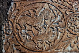 幻想的な動物を描いた石製レリーフ ギリシャ、ボイオティア地方、オルチョメナスの聖母の休眠教会（パナギア・スクリプー） 9世紀（写真 作： Unbekannt Unbekannt