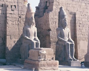 ルクソール神殿、ラムセス2世の塔門、2体の巨大な王の像 作： Unbekannt Unbekannt