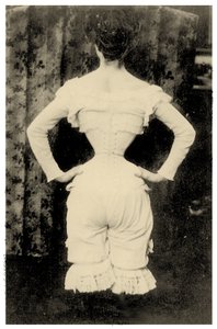 コルセットをつけた女性 1865年頃（写真 作： Unbekannt Unbekannt