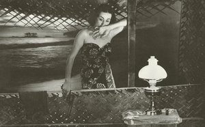 そして月がくっきりと輝いていた（白黒写真） 作： Lionel Wendt