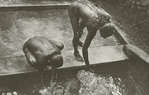 井戸にて（白黒写真） 作： Lionel Wendt