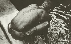 井戸にて（白黒写真） 作： Lionel Wendt