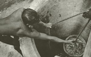 井戸にて（白黒写真） 作： Lionel Wendt