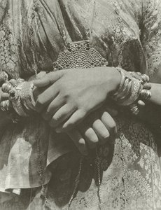 キャンディの女性の手 (白黒写真) 作： Lionel Wendt