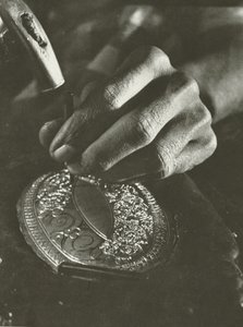 カンディアン職人の仕事 (白黒写真) 作： Lionel Wendt