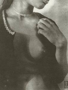 メゾフォルテ（白黒写真） 作： Lionel Wendt
