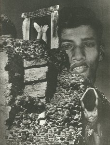 バランスの取れた困惑の惨めさ (白黒写真) 作： Lionel Wendt
