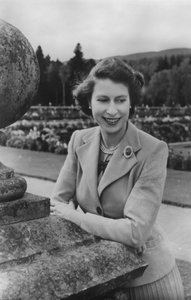 1952年9月28日、バルモラルでのエリザベス2世女王。 作： Lisa Sheridan