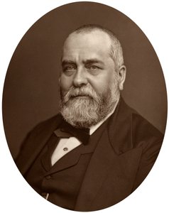 サーフランシスフィリップカンリフオーウェン、サウスケンジントン博物館の監督、1880年。 作： Lock and Whitfield