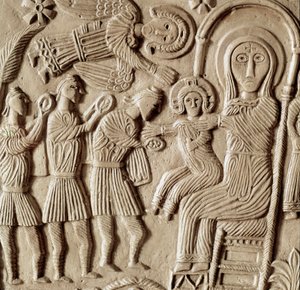 中世の考古学（Middle Ages）。ロンバルディアの蛮族芸術：マギの崇拝、ラチス公の祭壇の低レリーフ彫刻、ロンバルディア美術、737-744年。チヴィダーレ・デル・フリウリ、クレティアン美術館、大聖堂の宝物