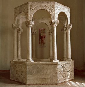 中世の考古学（Middle Ages）。ロンバルディア州の蛮族芸術：総主教カリストの洗礼源（バプティステレ）は、横のアーチとコリント式の円柱で構成された八角形の形をしています。730～740年の建築。ロンバルディア美術、8世紀石灰岩。彼
