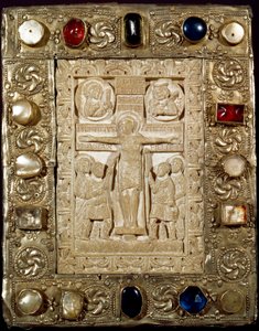 中世の考古学（Middle Ages）。ロンバルディア州の蛮族美術：オルソ公爵の平和。象牙の部分には、聖母、百人隊長の聖ロンジン（またはロンギヌス）、聖ヨハネに囲まれて十字架につけられたキリストが描かれています。9世紀のロンバルディア美術。I