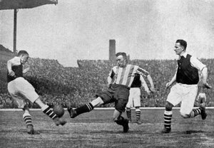 アーセナルvシェフィールドユナイテッドのサッカーの試合、c1927-1937からのアクション。 作： London News Agency
