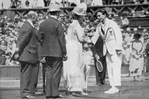 ジャンボロトラがセンターコートでクイーンメアリーからメダルを受け取る、1926年