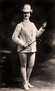 リリーアイリス、女優、1906年。 作： London Stereoscopic and Photographic Co