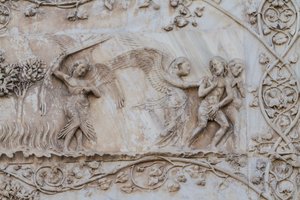 ロレンツォ・マイターニ（1275年～1330年以前）による浅浮彫り「エデンからの追放」（「創世記の物語」より）、イタリア、ウンブリア州、オルヴィエート大聖堂の側壁の第一柱 作： Lorenzo Maitani
