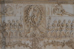 最後の審判の場面」「黙示録の物語」 ロレンツォ・マイターニ（1275年～1330年以前）と助手による浅浮彫り作品 イタリア、ウンブリア州オルヴィエート大聖堂のファサードの第4柱 作： Lorenzo Maitani