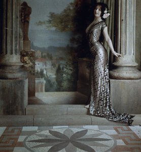 クラシックなインテリアのダイヤモンドパターンのシルバーガウンのセミヌードの女性、c.1850-1900（マントクローム、正方形にマスク、紙テープ）