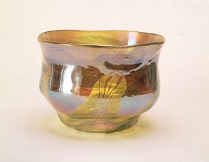 Favrile Bowl、ニューヨークのガラス装飾会社用、1894年頃（虹色の黄色のガラス）