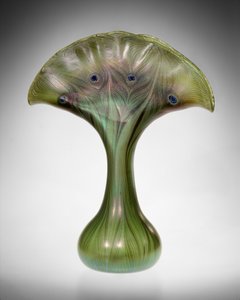 花瓶 作： Louis Comfort Tiffany