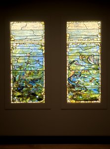 ヒトデのある窓（「春」）とイソギンチャクのある窓（「夏」）、c.1885-1895（ガラス、鉛、鉄、木製フレーム（オリジナル）） 作： Louis Comfort Tiffany