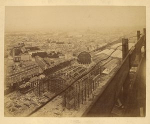 建設中の展示棟空撮写真 作： Louis Emile Durandelle