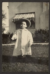 [大きな帽子の赤ちゃん］ 作： Louis Fleckenstein