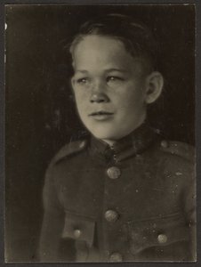 [制服に身を包んだ少年］ 作： Louis Fleckenstein