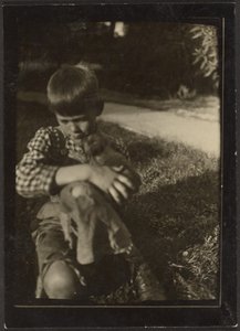 [小動物を抱く少年］ 作： Louis Fleckenstein