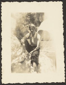 [影の中に座る少年］ 作： Louis Fleckenstein