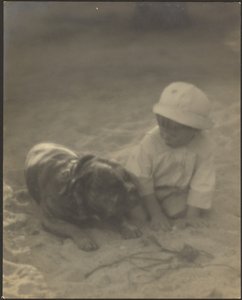 [犬と一緒に座っている少年] 作： Louis Fleckenstein