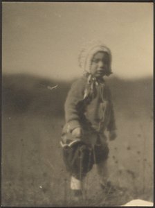 [畑でボンネットを被る子供］ 作： Louis Fleckenstein