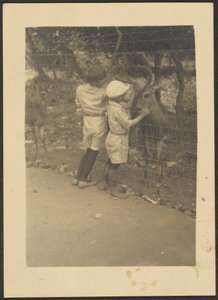 [鹿のいる柵のそばの子供たち］ 作： Louis Fleckenstein