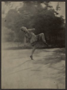 [ダンサー］ 作： Louis Fleckenstein