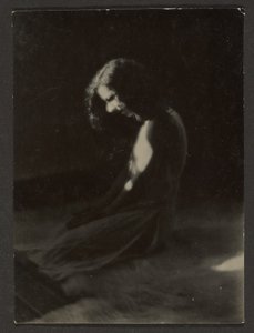 [深い影にひざまずくダンサー]。 作： Louis Fleckenstein