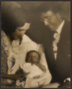 [抱っこされた赤ちゃんと家族のポートレート］ 作： Louis Fleckenstein