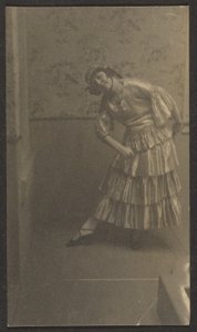 [女性ダンサー］ 作： Louis Fleckenstein